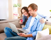 shopping-online-happy-couple
